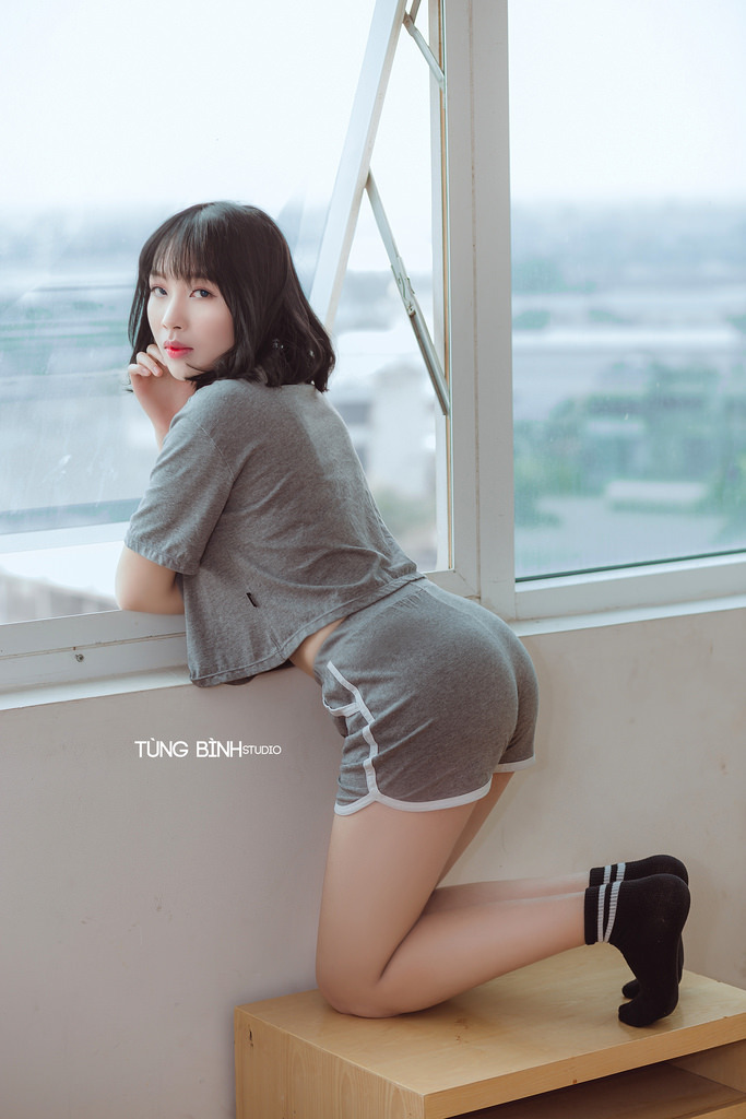 按摩师坐在两腿中间按摩